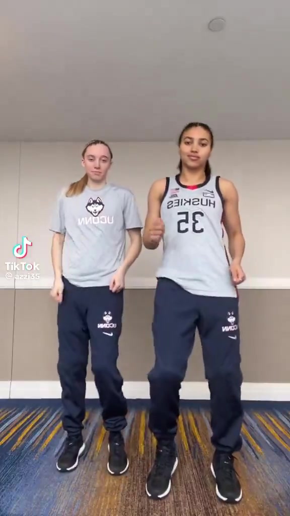 [有道理嘛?]这视频会火吗？佩奇此前和女友阿齐·福德一起自拍尬舞