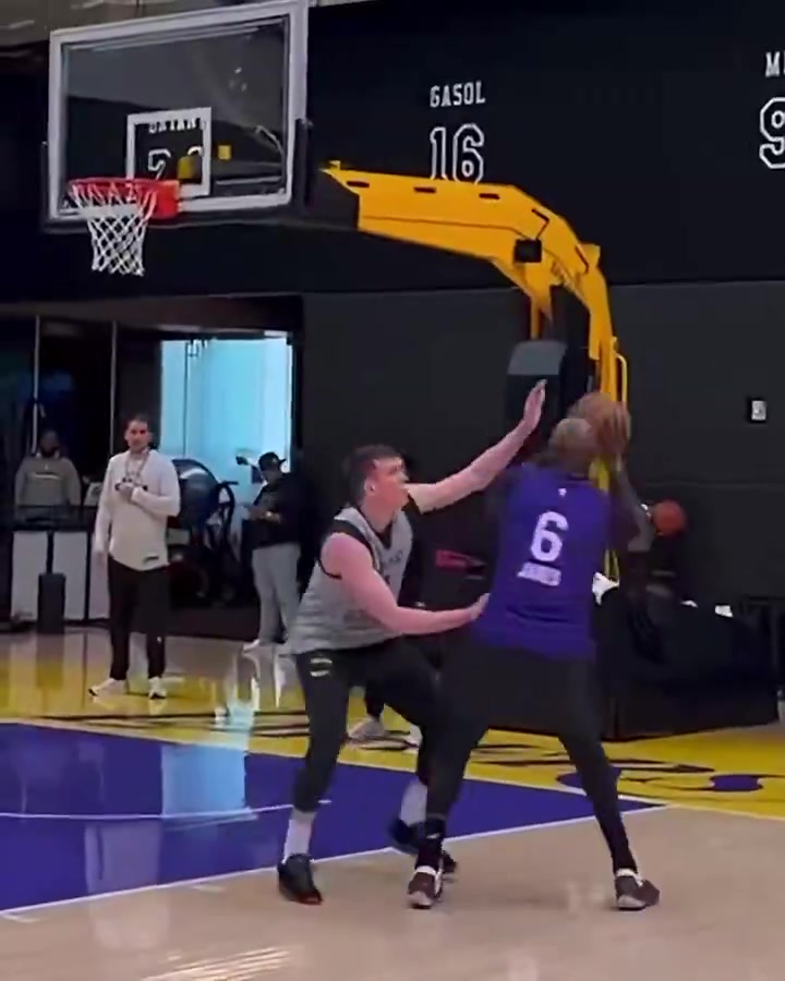 [进攻精彩片段]要打起120分的精神！湖人队内分组对抗训练备