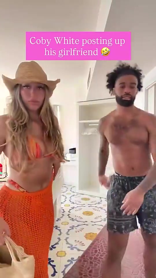 【体育头条】今天轰进绝平三分！科比·怀特此前和自己性感的女友自拍