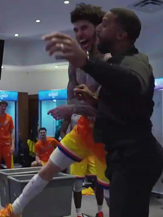 【推荐视频】球队氛围这么嗨皮？！黄蜂主帅此前和三球激情庆祝赢