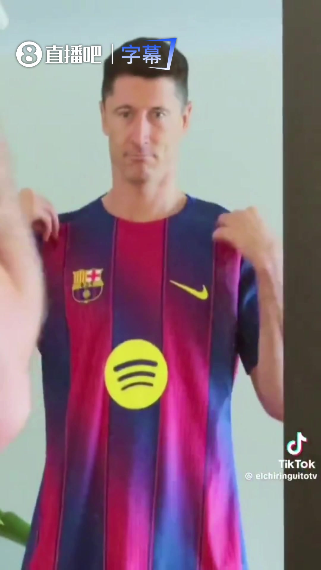 [你怎么看？]这球衣有欧冠的味道？巴萨全员吐槽五年后的自己，莱万笑拉了