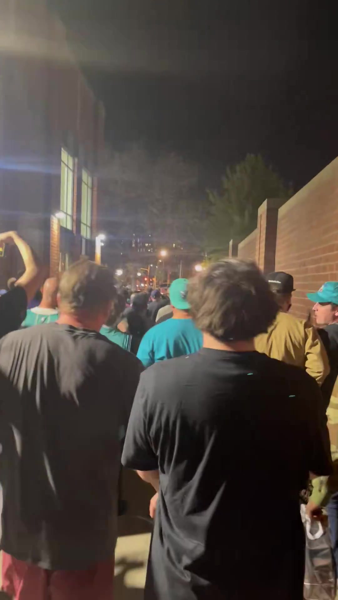 [精选热播]⚾附加赛淘汰热火！大批黄蜂球迷走上街头庆祝！