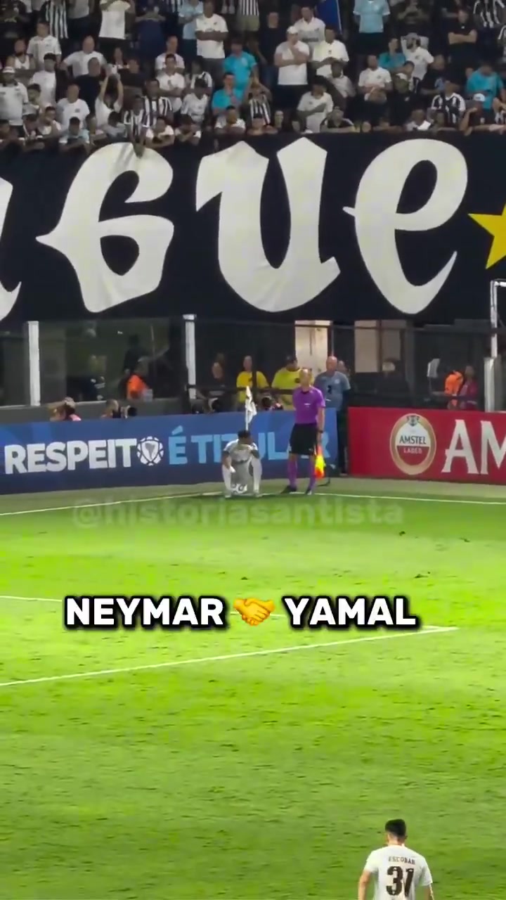 [内马尔]好兄弟！内马尔今天模仿亚马尔坐在球上，用这种方式声