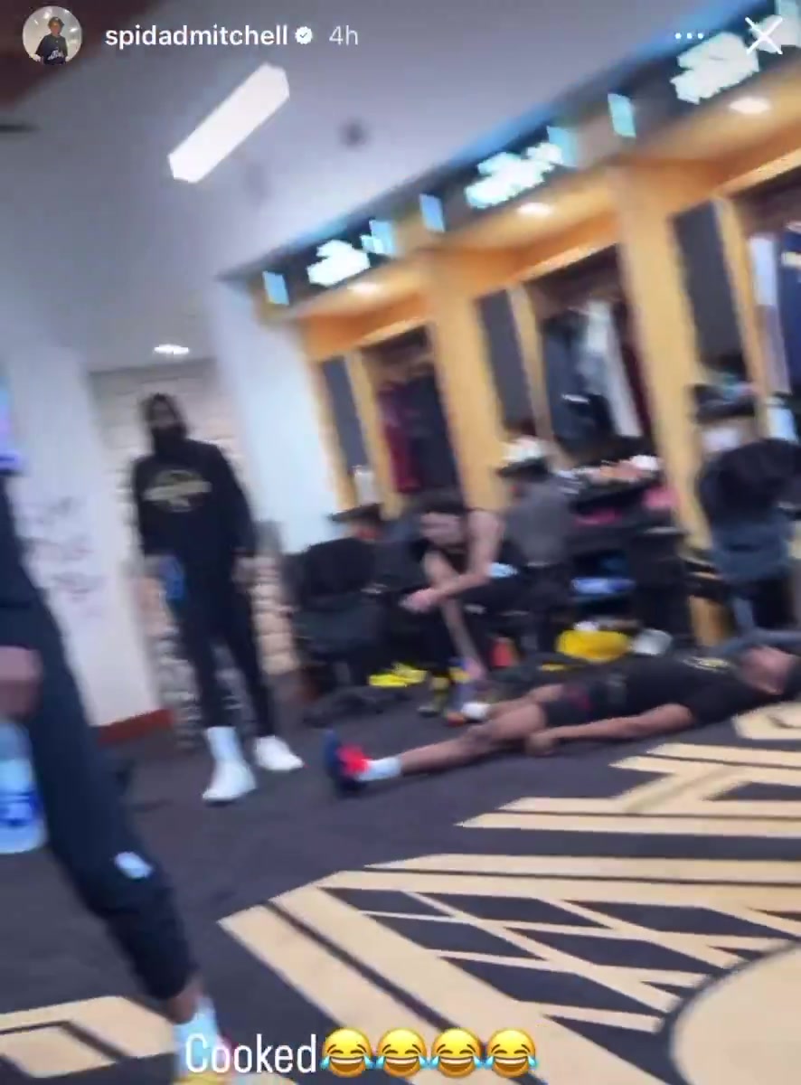 【视频】米切尔晒骑士训练后更衣室情况：有人都累到躺下了