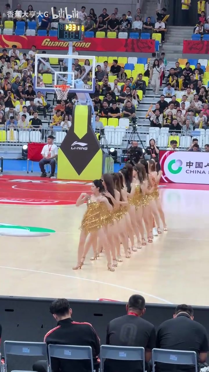 [视频/集锦]今晚打老虎！广东啦啦队的美女真是让人目不暇接！