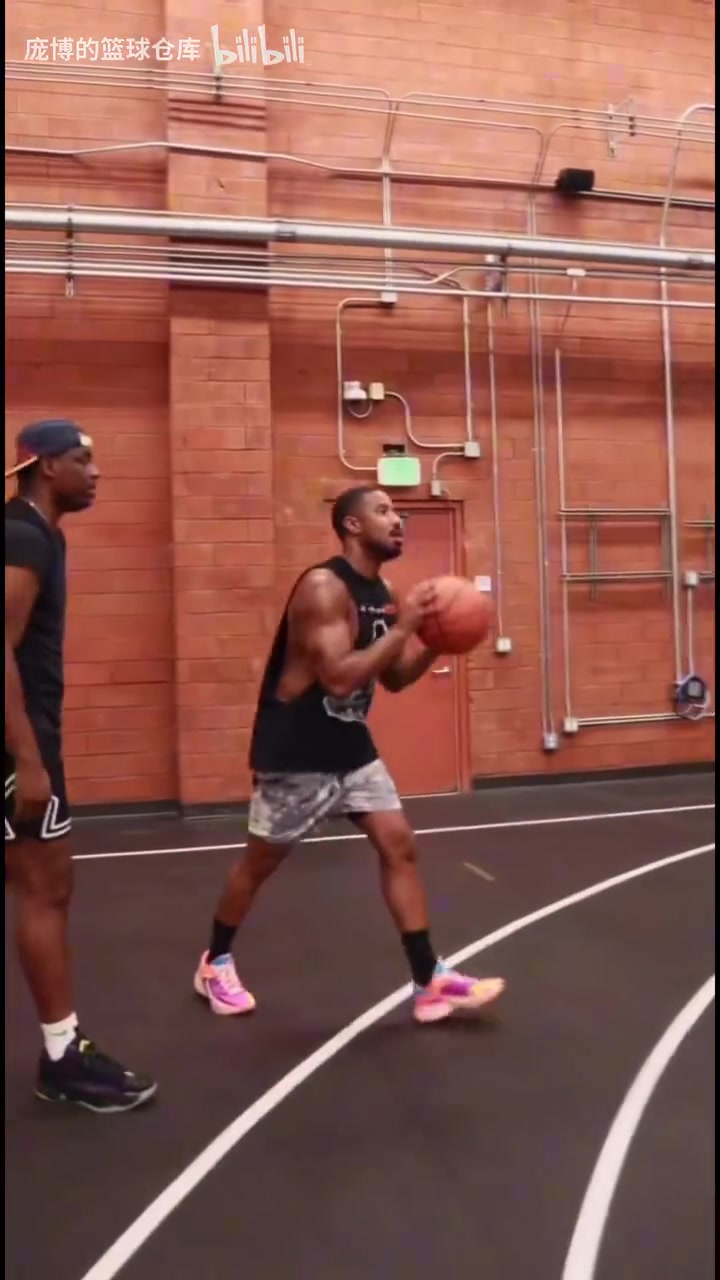 【有道理嘛?】手型很标准啊！奥斯卡影帝迈克尔B乔丹与训练师练