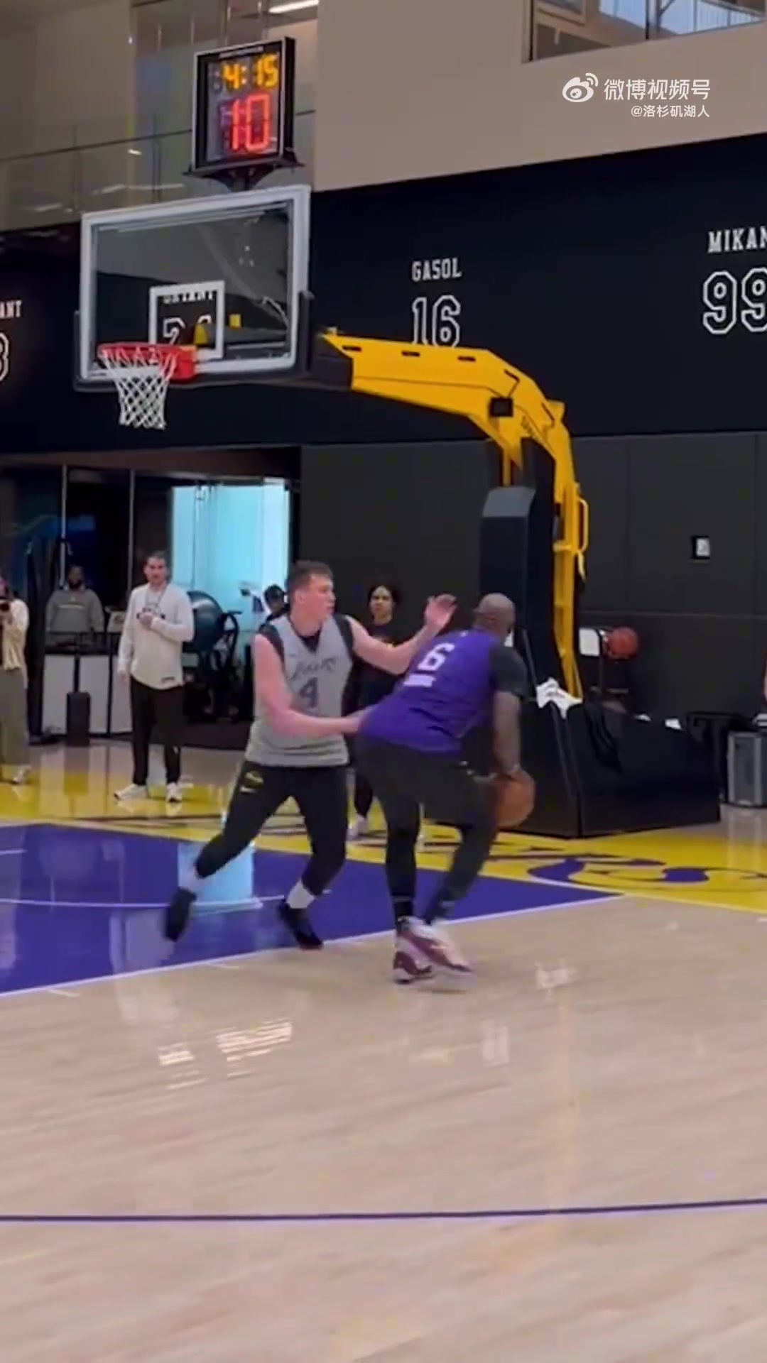 [关键对位视频]备战季后赛！湖人队内分队进行对抗赛 肯纳德这三分真难啊！