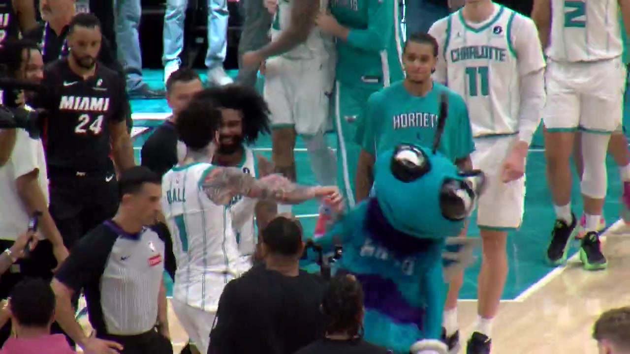  【集锦】三球激情庆祝！黄蜂吉祥物跑过来挨了他一顿毒打