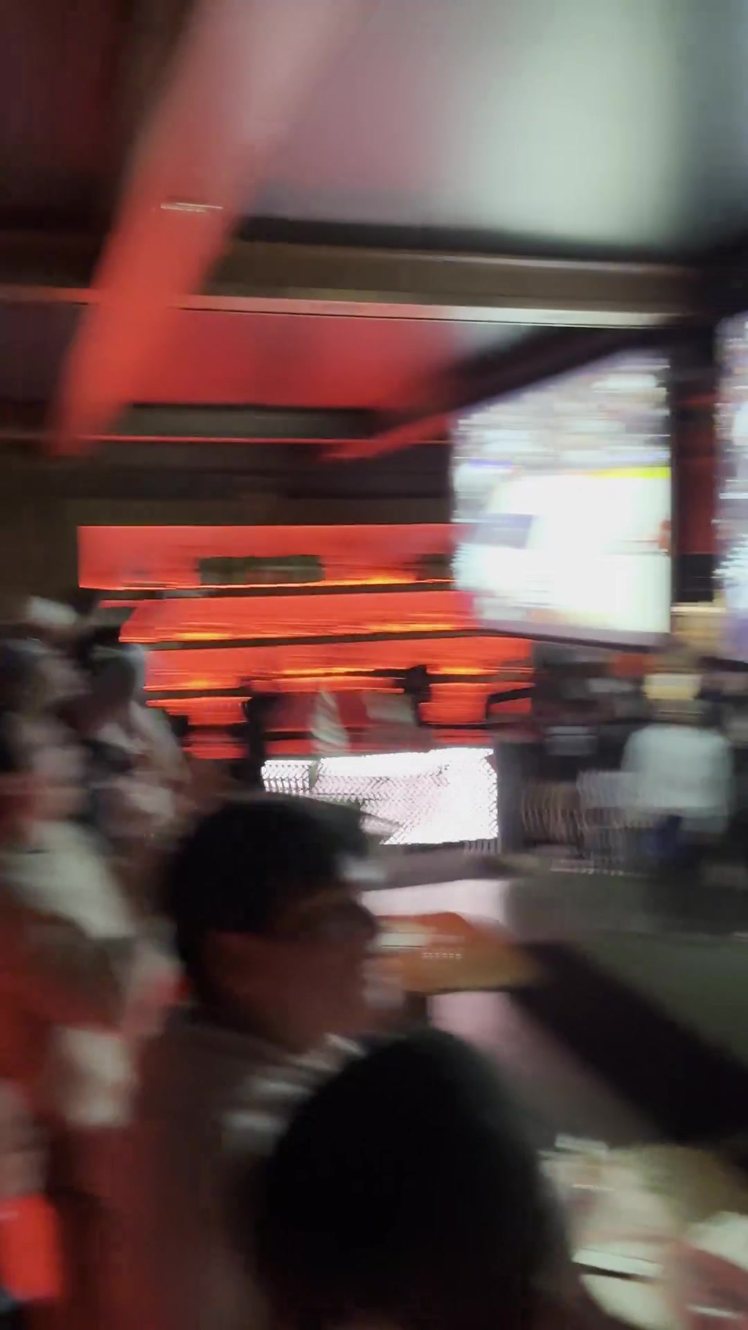 [推荐视频]时隔5年重返季后赛！一批开拓者球迷在酒吧内开心庆祝