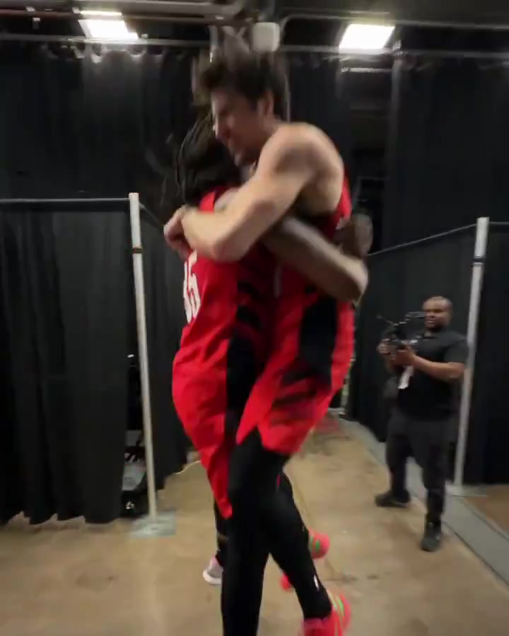 [视频/集锦]时隔5年重返季后赛开拓者赢球后全员开心爆表啊~