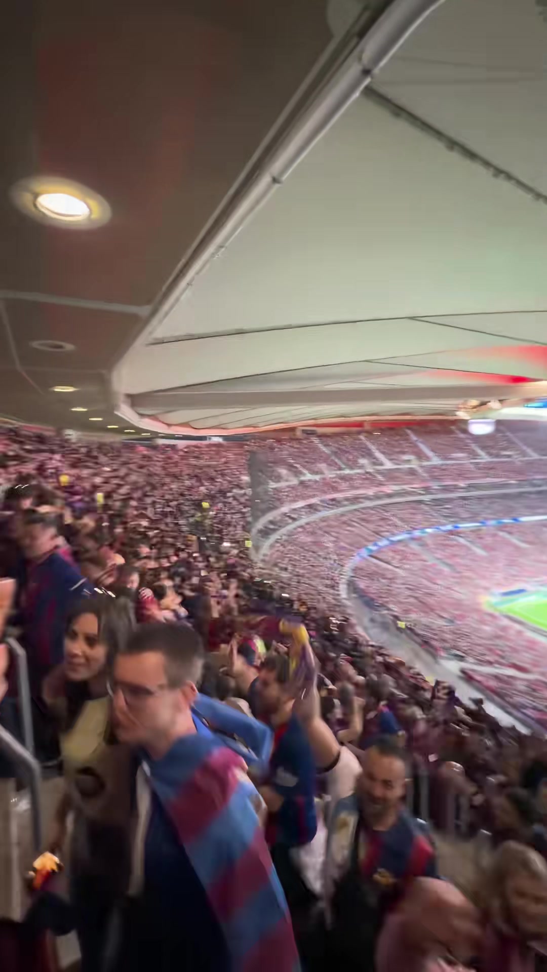 [集锦]实拍：巴萨打进两球扳平总比分后，看台的巴萨球迷在集体