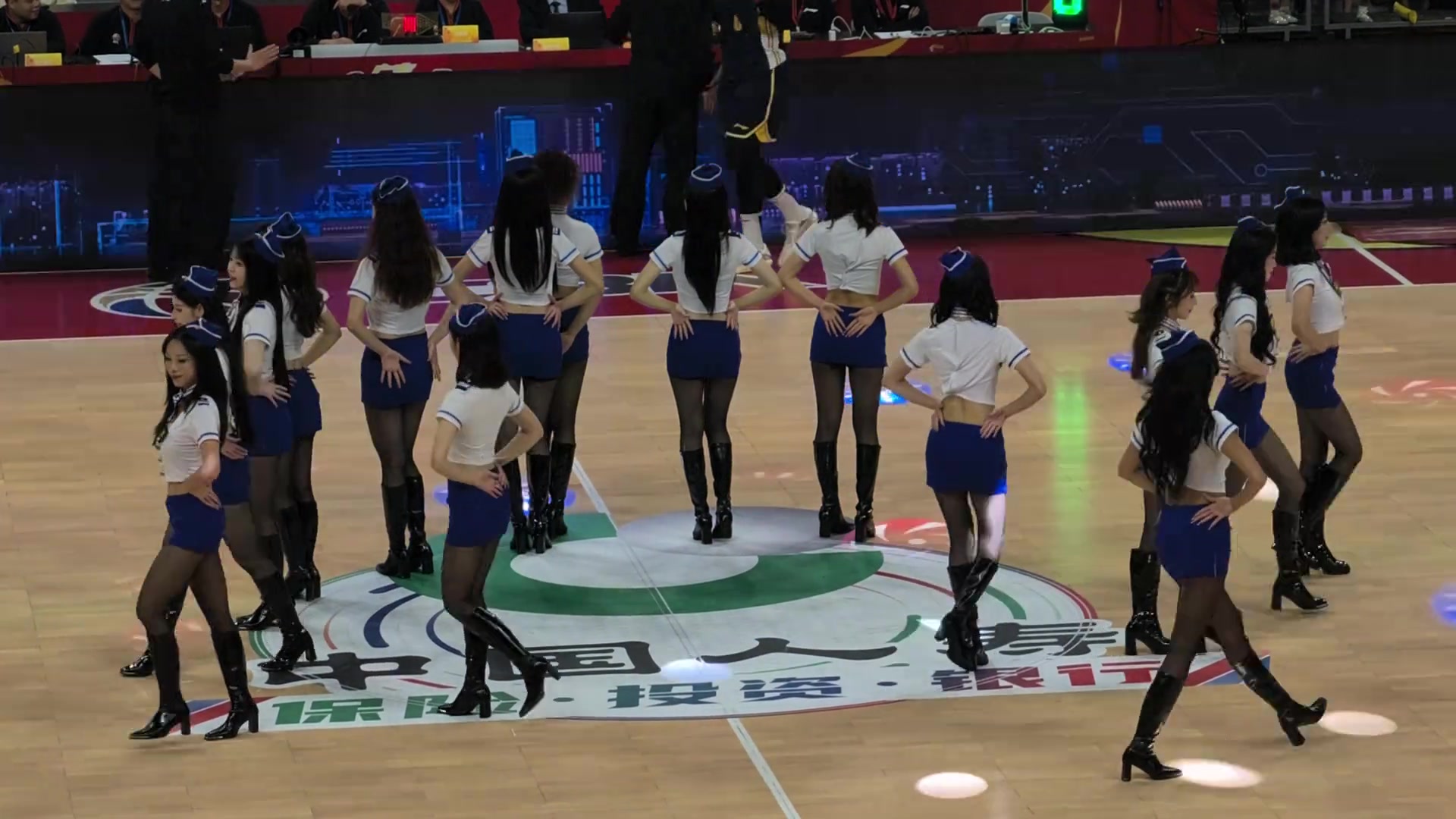 [赛后集锦]广东的啦啦队还是很顶的！这啦啦❕队服装让人怀疑是