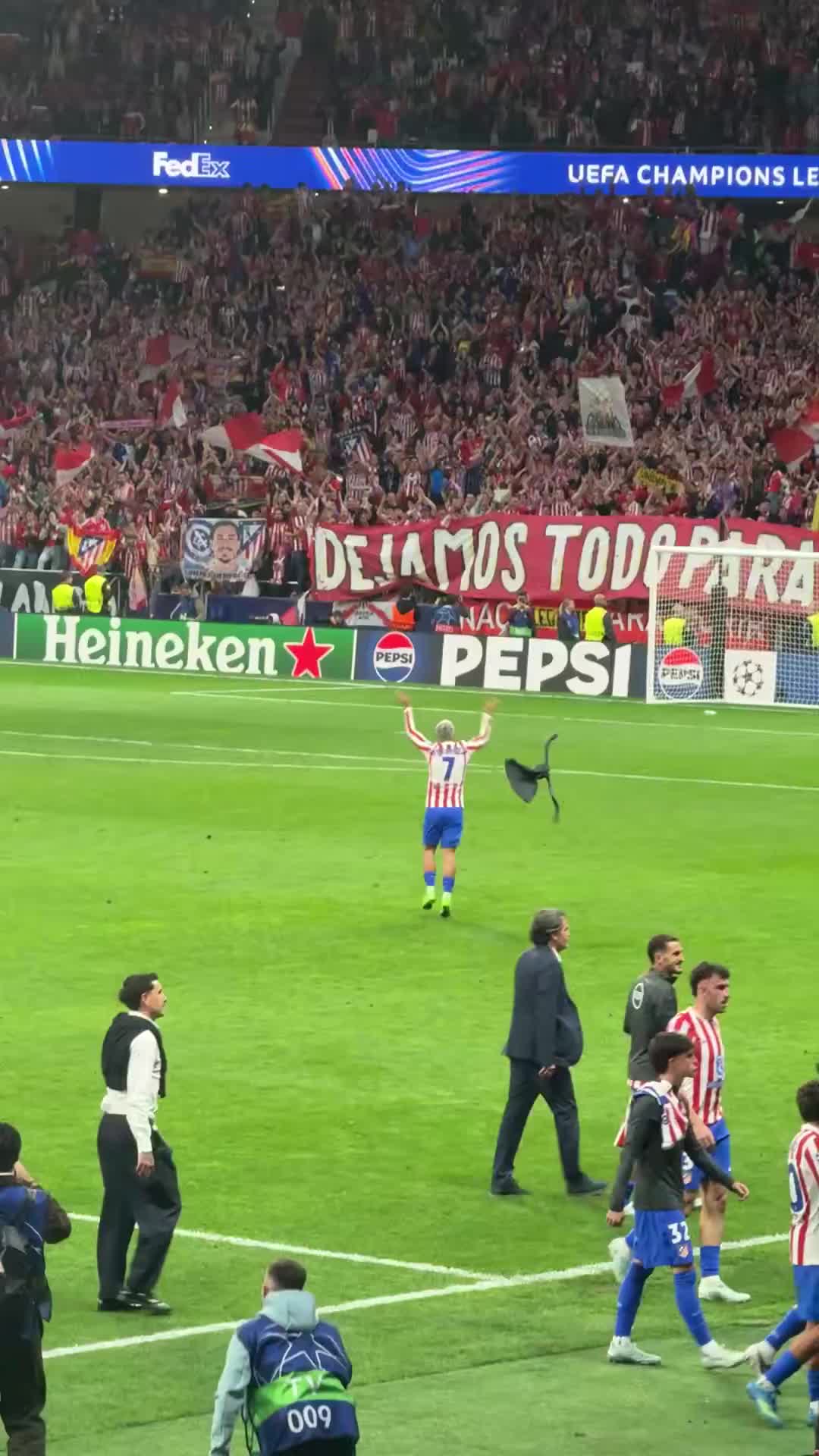 [球迷看点]其他球员都回更衣室了，只有格列兹曼和球迷疯狂互动