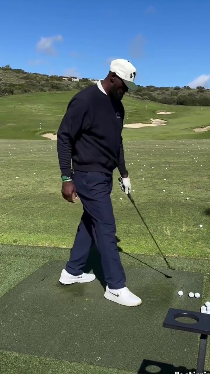 [话题]享受季后赛！詹姆斯分享打高尔夫！