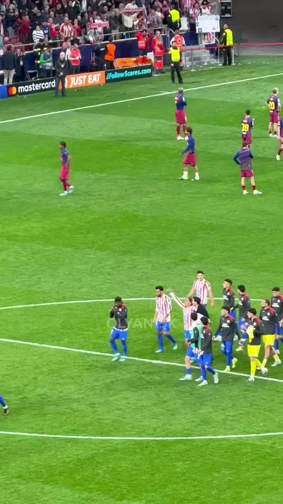 【球迷看点】现场球迷：赛后除了一个人之外，所有巴萨球员都在谢