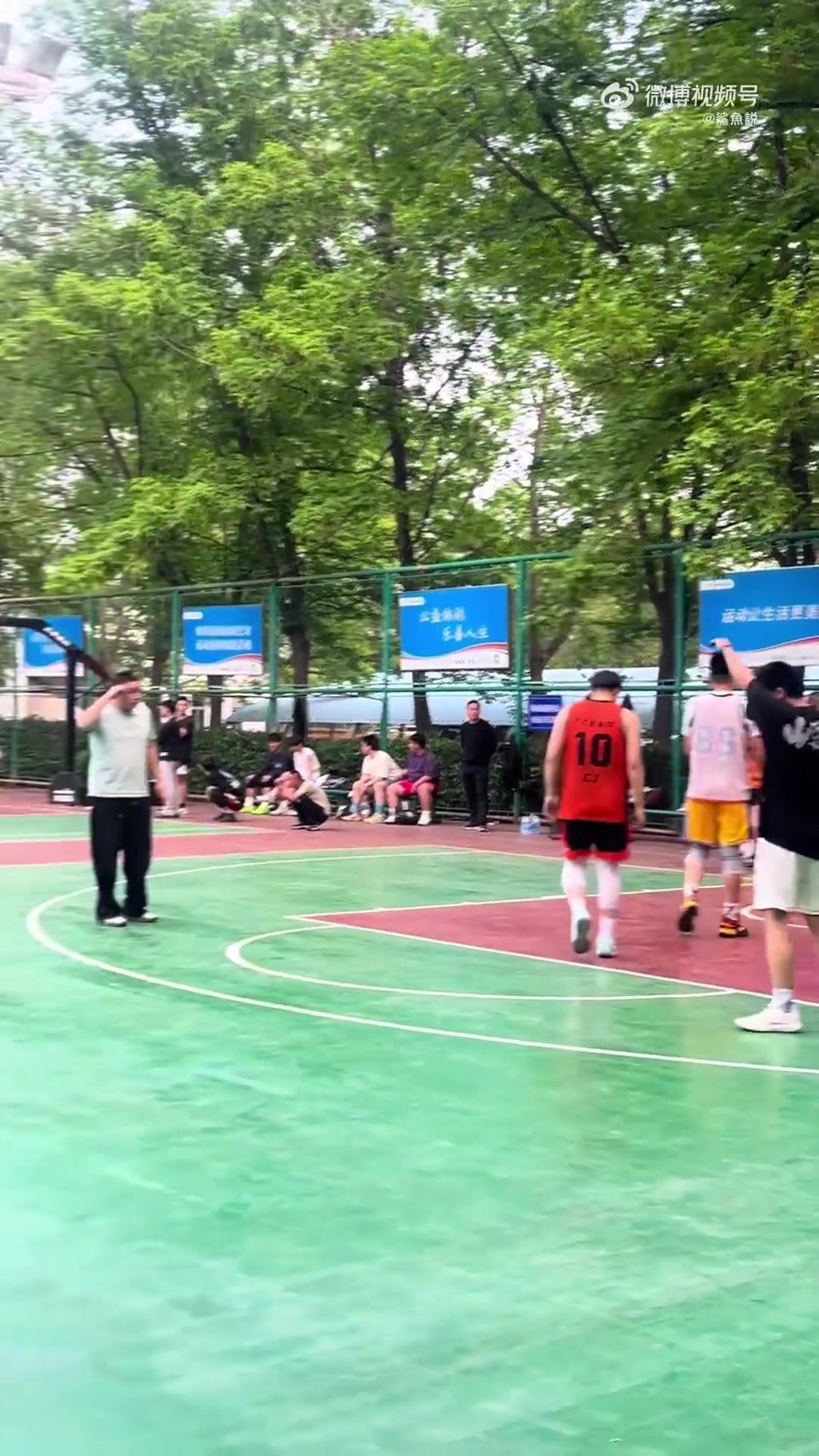 [视频/集锦]这也太准了吧！在野球场遇到这样的投篮大神要怎么防？