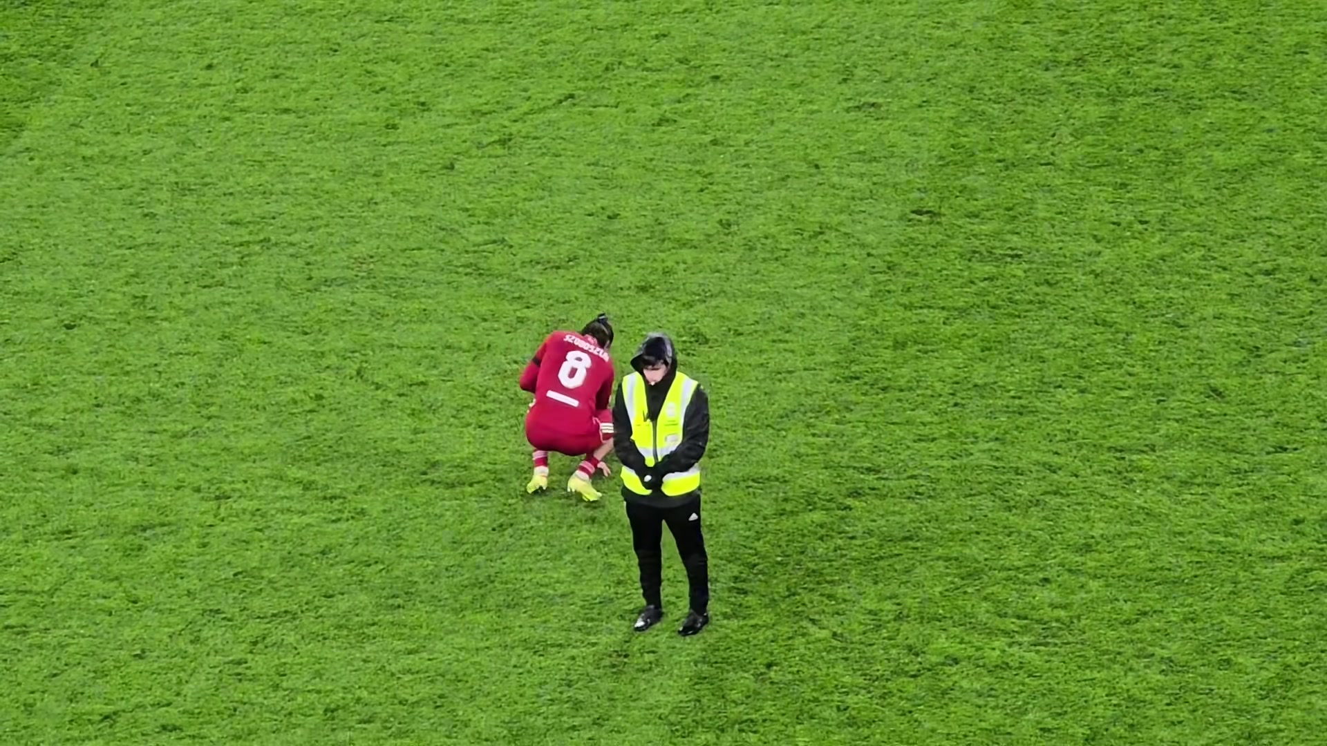 【利物浦】实拍：索博燃尽了，赛后原地蹲下久久不能平息，阿利松