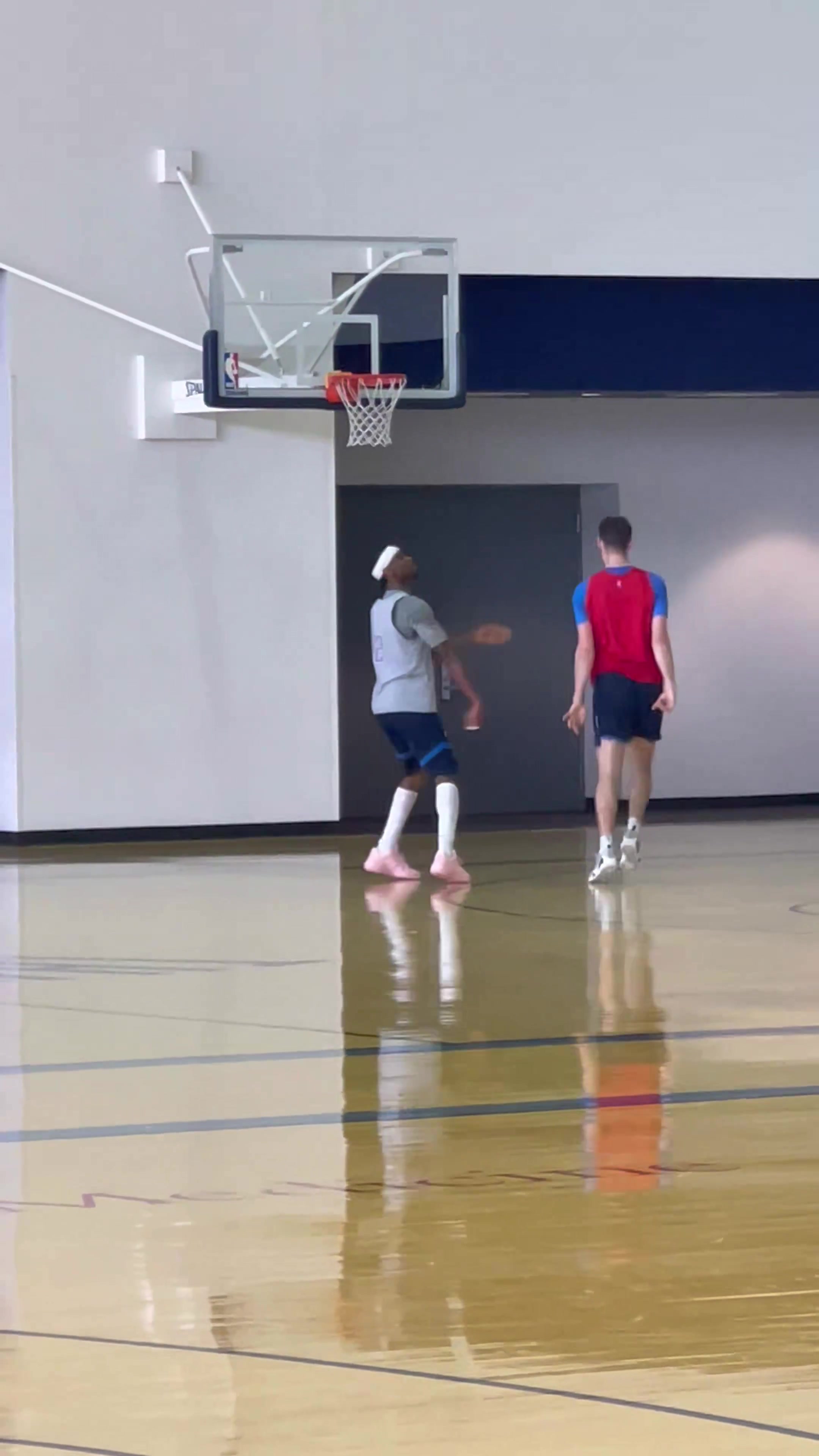 【精选片段】对手还不知道是谁！雷霆备战季后赛第一堂训练，亚历