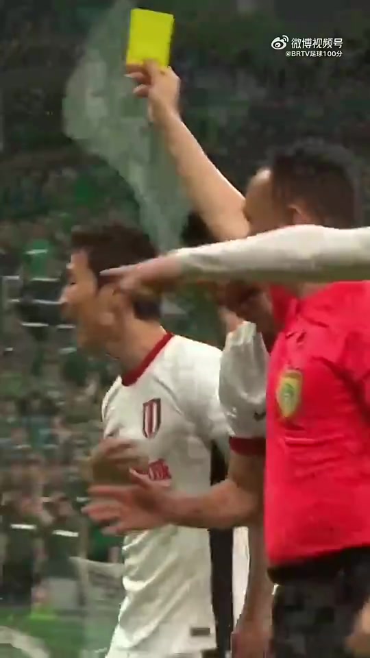 北京广播电视台发视频质疑足协评议：慢放韦世豪犯规后爆粗口型
