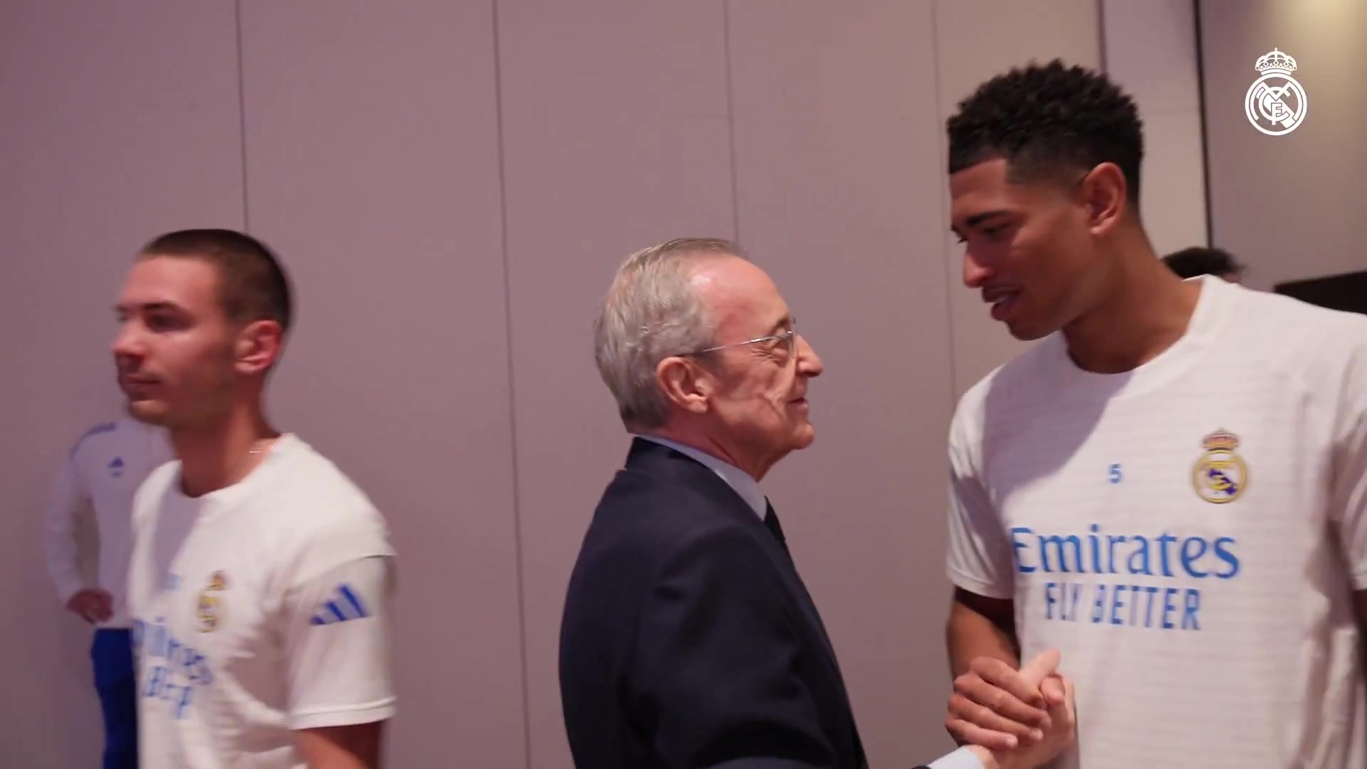 有信心逆转吗？弗洛伦蒂诺来到皇马下榻酒店做赛前动员