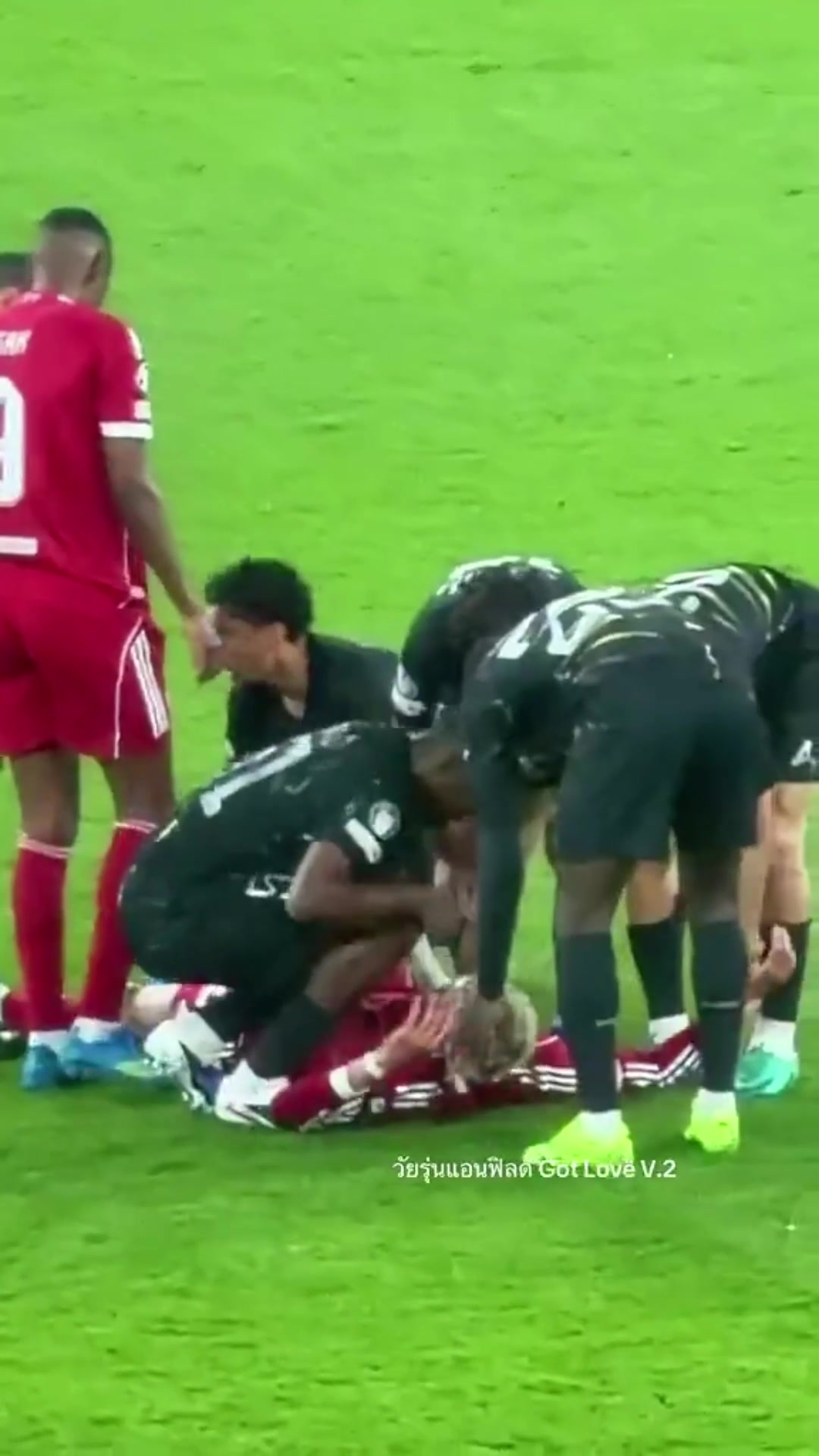 纯粹的体育精神!巴黎球员们围住并安慰受伤的埃基蒂克