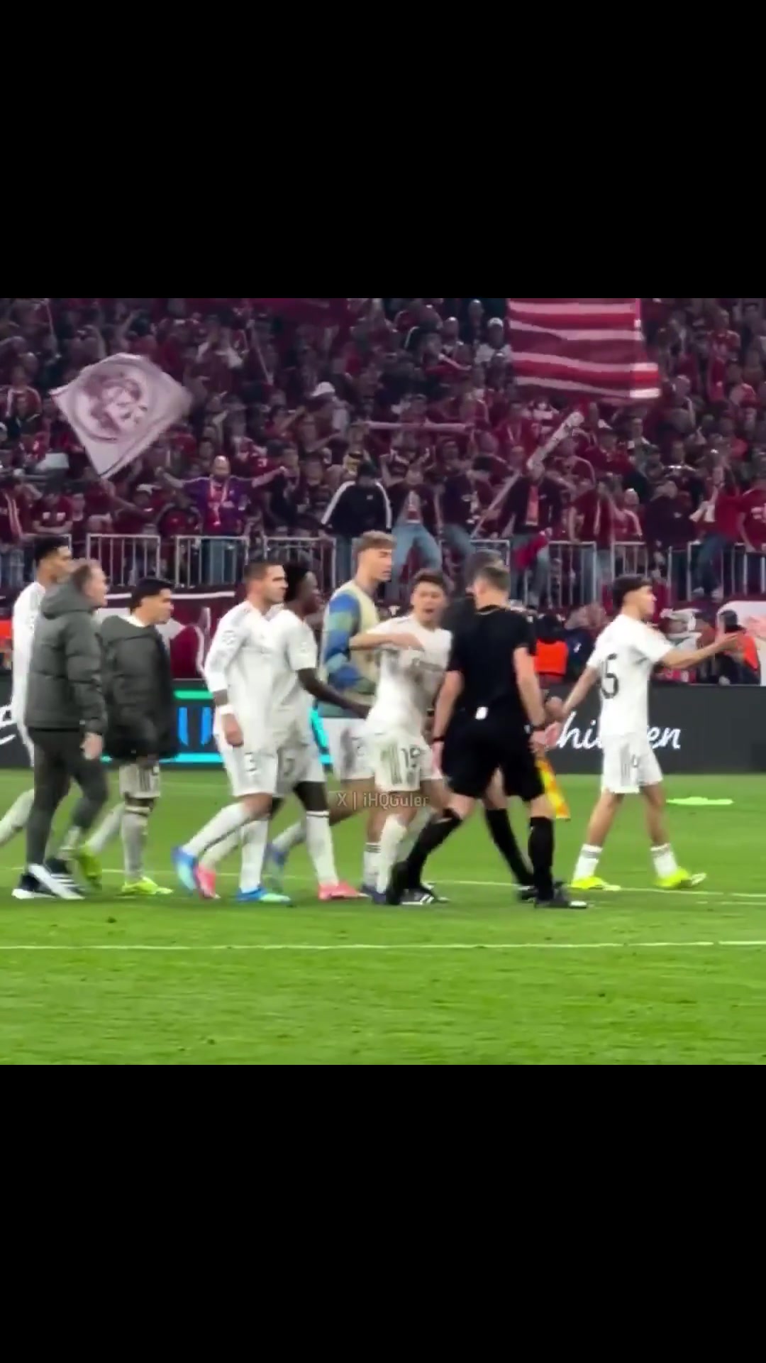 [拜仁慕尼黑]愤怒球迷实拍：赛后皇马球员追着裁判要说法，一直