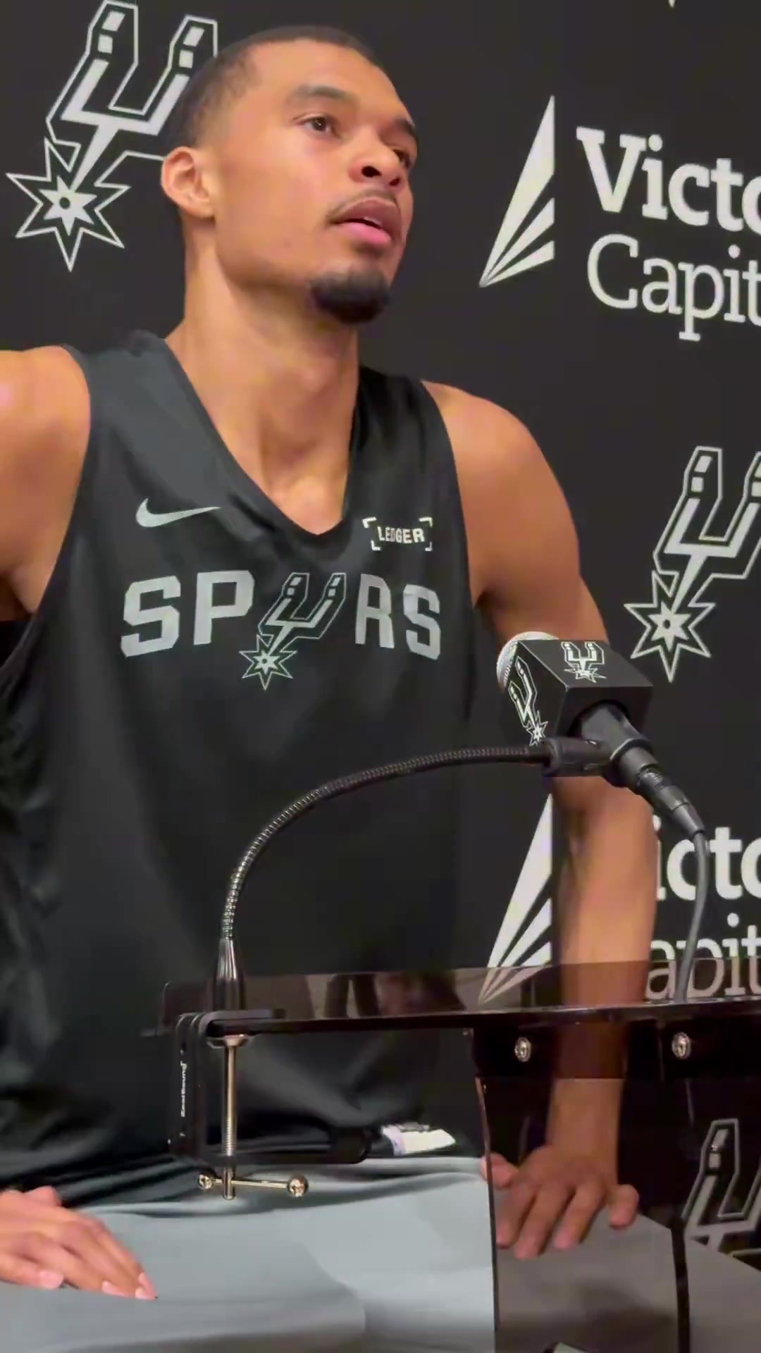  文班就算坐着，看上去也和站着的记者们差不多高