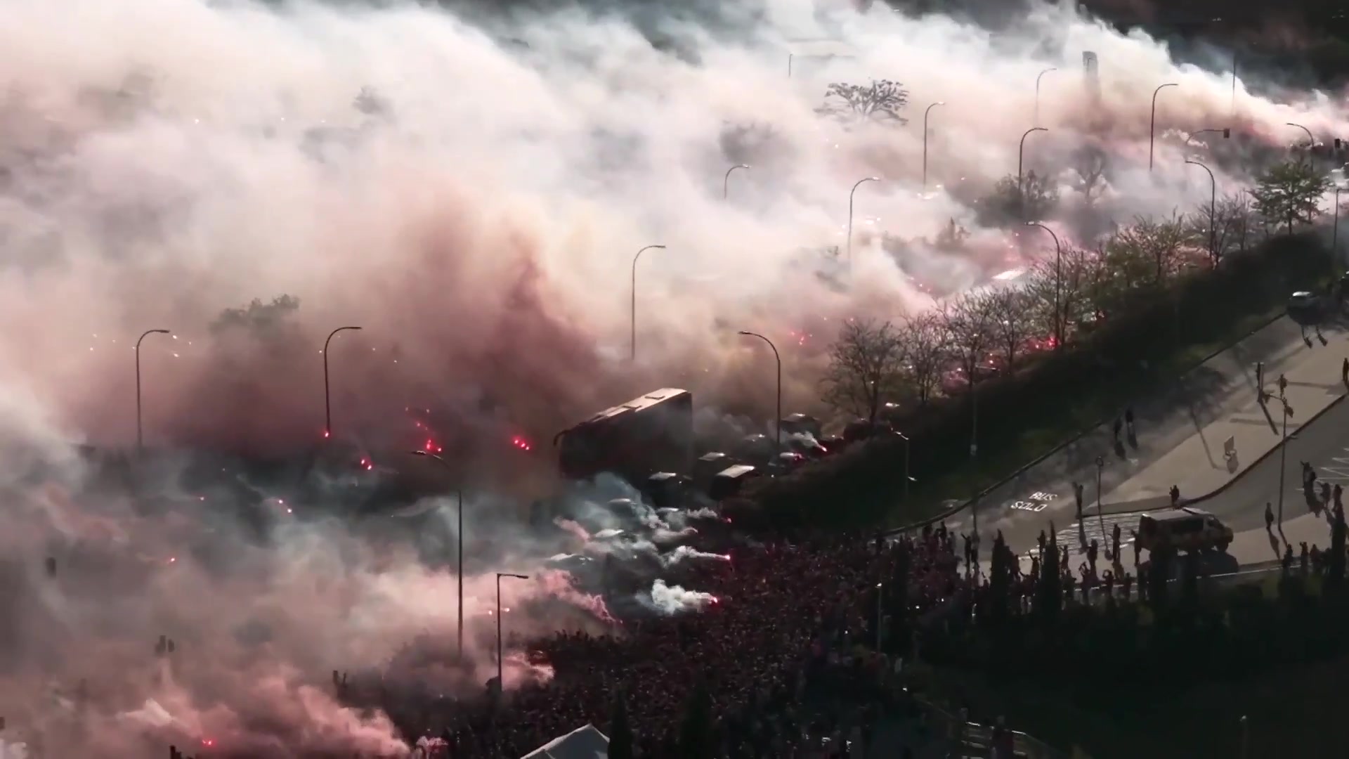 【体育视频】这氛围！外网球迷纷纷被马竞大巴的画面震撼