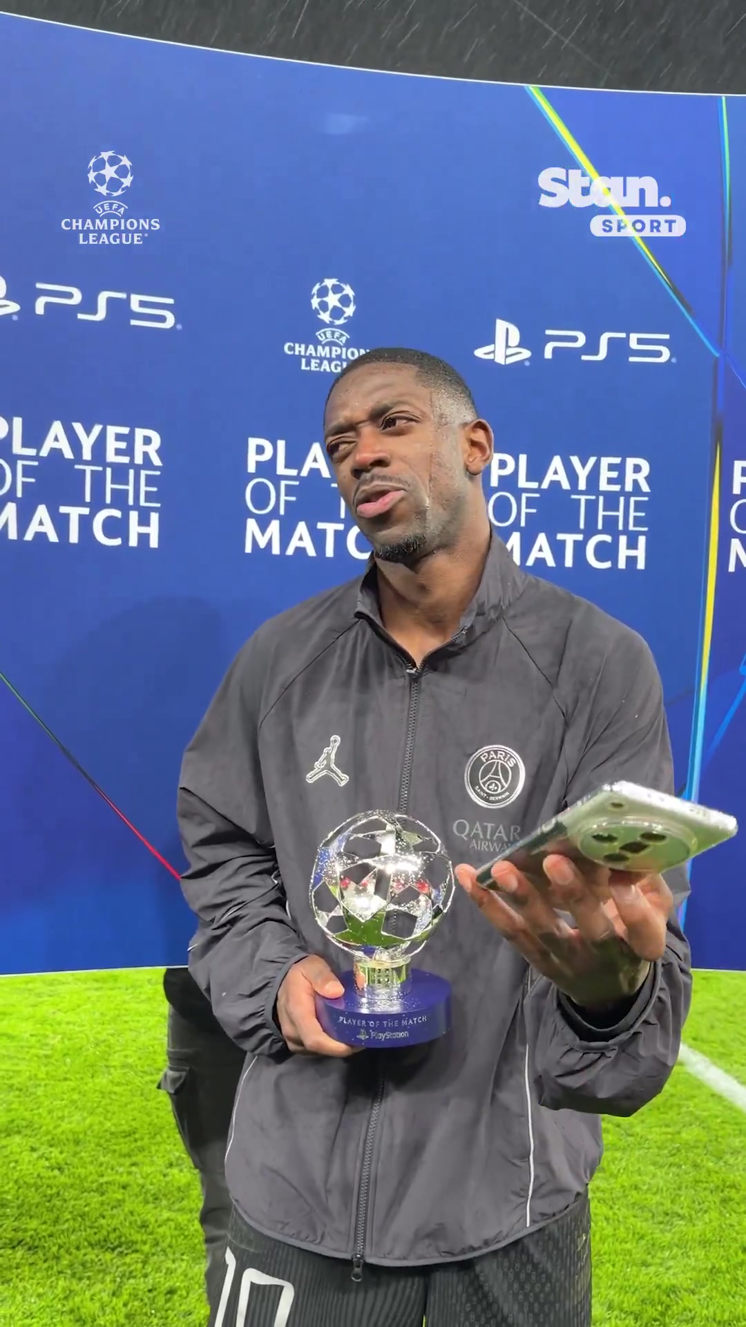 [花絮]一秒变脸！登贝莱自拍前一脸不爽，然后瞬间阳光笑容