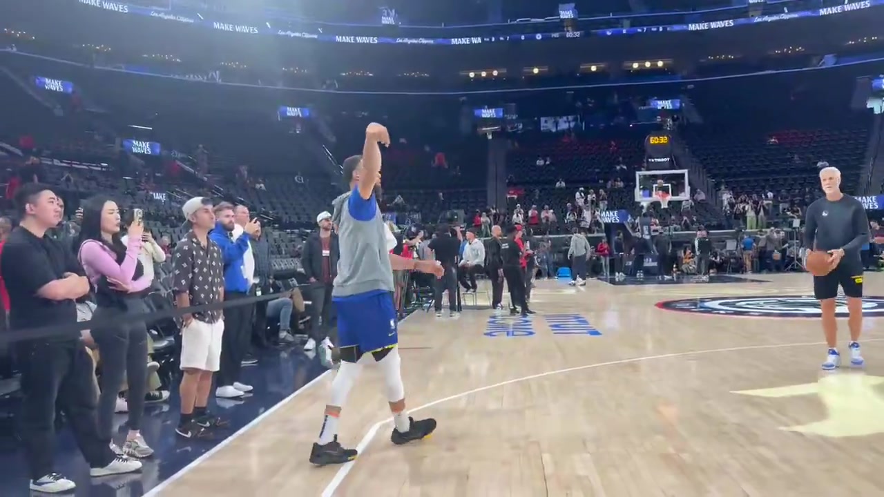 【篮球】这人气！库里赛前投篮热身训练，吸引了大批球迷观看！