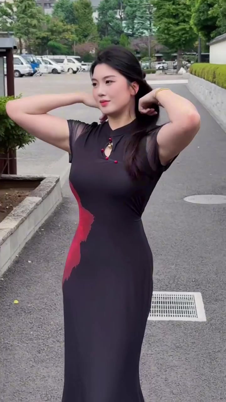 [最新焦点视频]哇塞！野球场肘⚽姐这身旗袍也太显身材了吧！