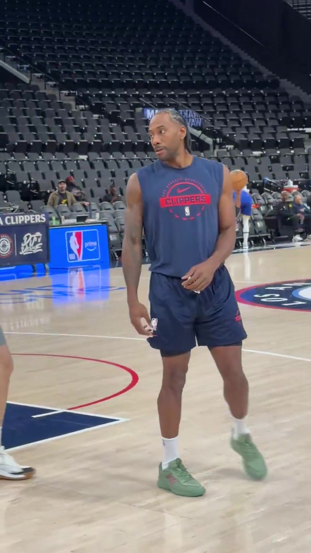  小卡这小腿肌肉看上去有点夸张啊，这是机器腿吗？