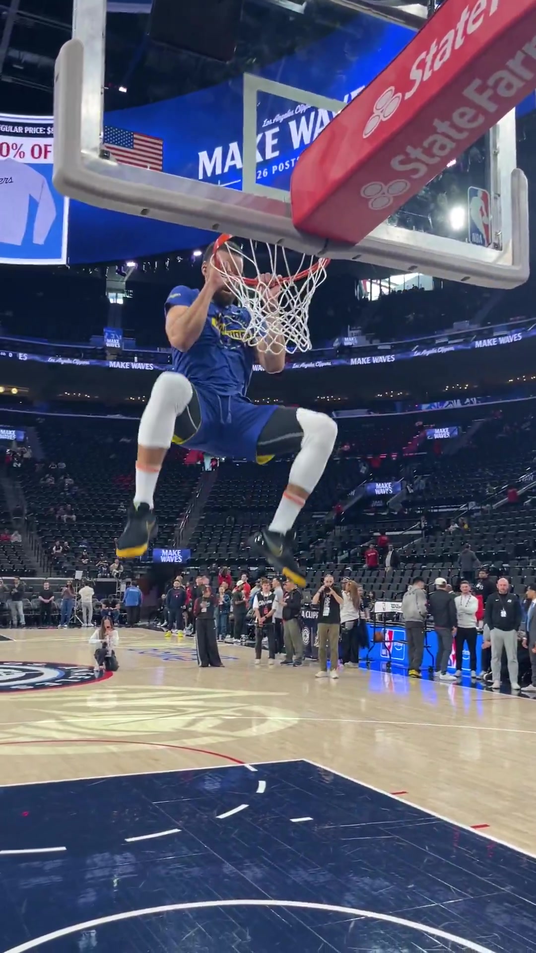 [篮球]金州拉文上线~库里赛前秀自抛自扣！双臂“霸气”挂筐