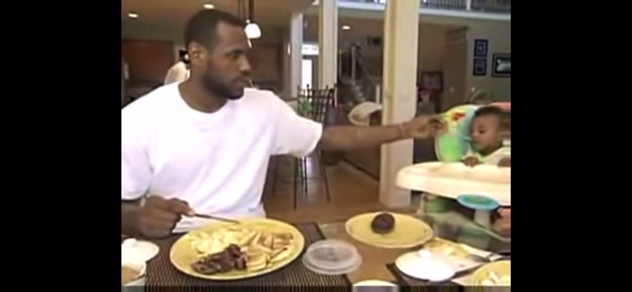 [NBA]看看老詹此前给布朗尼喂饭视频！时间过得真快，如今父