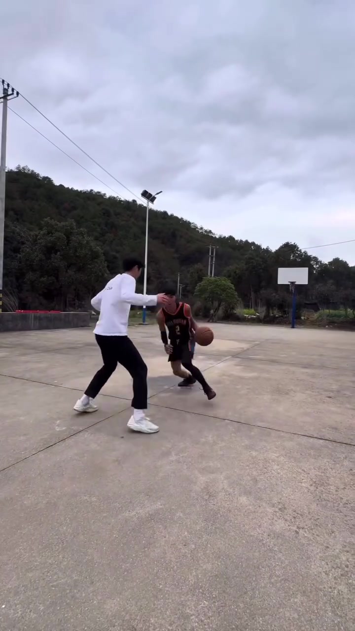 【今日赛事高光】卧槽，这也太像了！小伙模仿SGA打球动作，简