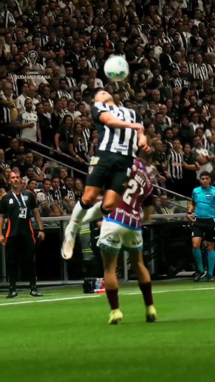 【值得一看】身体素质是真强啊！被撞了还能完成停球传球