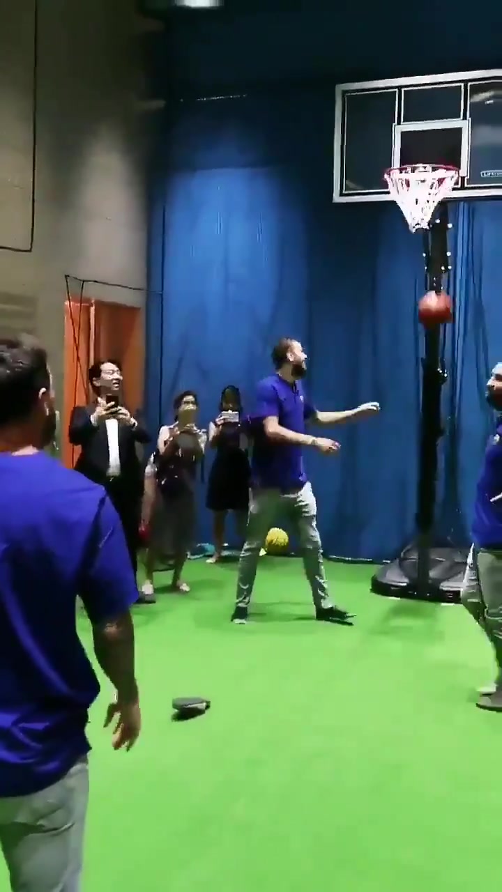 [足球]昔日巴萨兄弟篮球赛：梅西投篮，皮克抢板，这波情怀我先