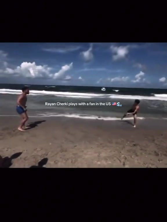 [推荐]球迷水平也不错啊！谢尔基此前在美国沙滩和球迷一起踢球