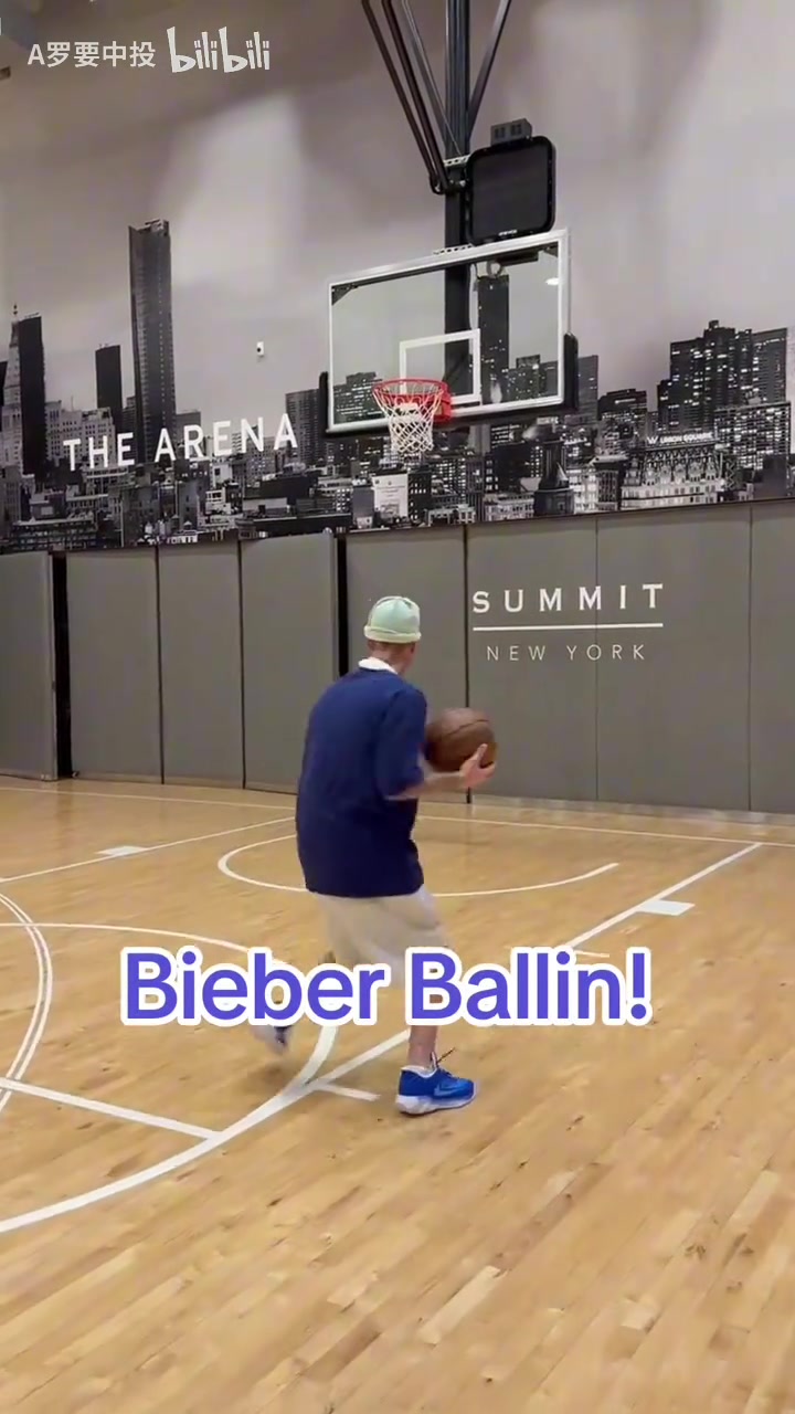【爆点视频】歌手球风都那么❗潇洒吗？贾斯汀比伯在球馆练球！