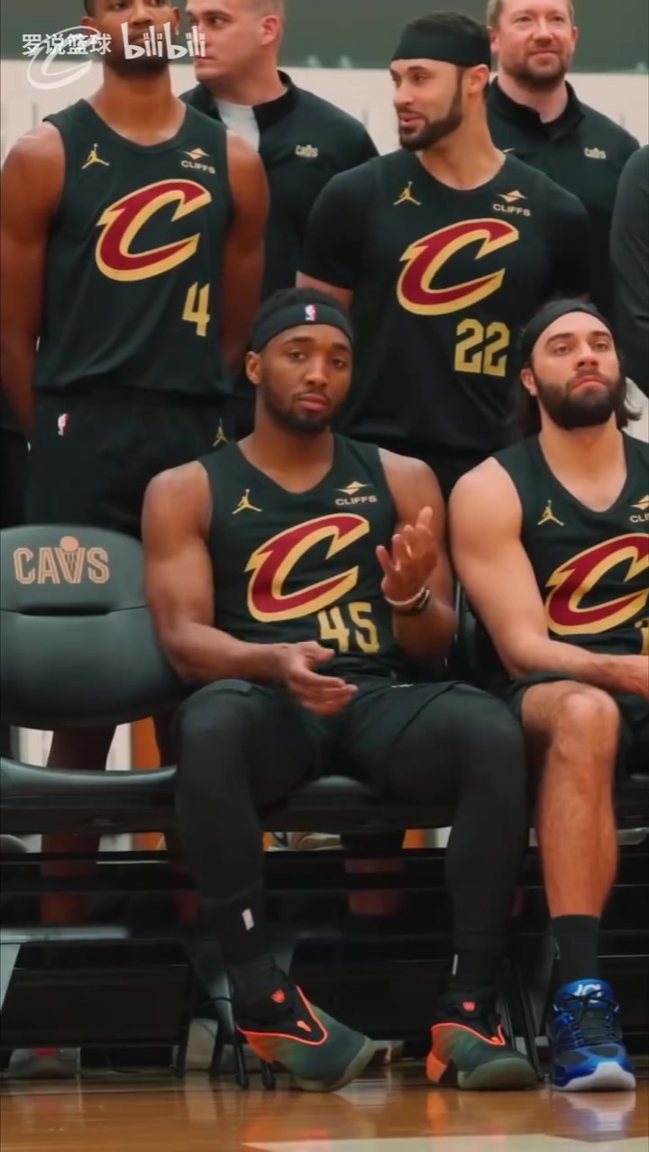 [哈登]骑士拍摄全家福：米切尔化身蜘蛛侠，阿特金森假笑大师！