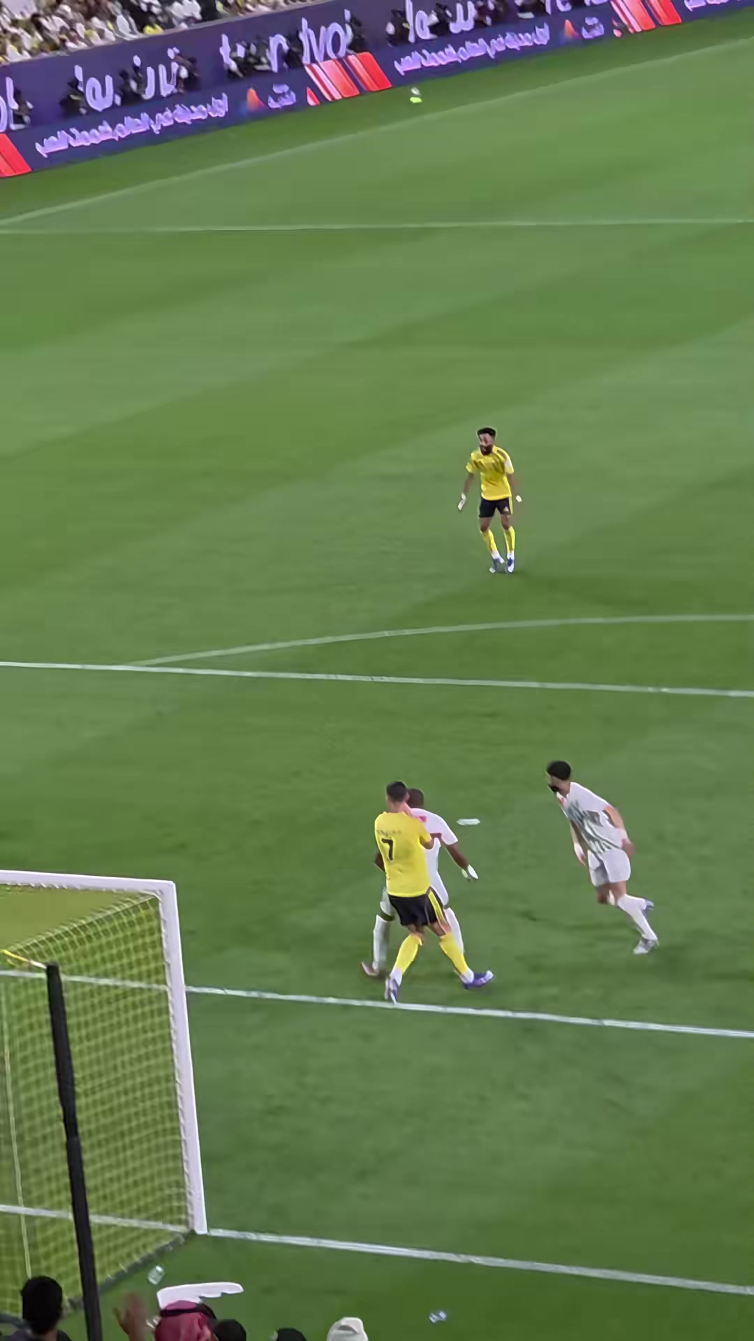 [今日视频]实拍：C罗差点被对方球员肘懵了，直接原地起跳想双