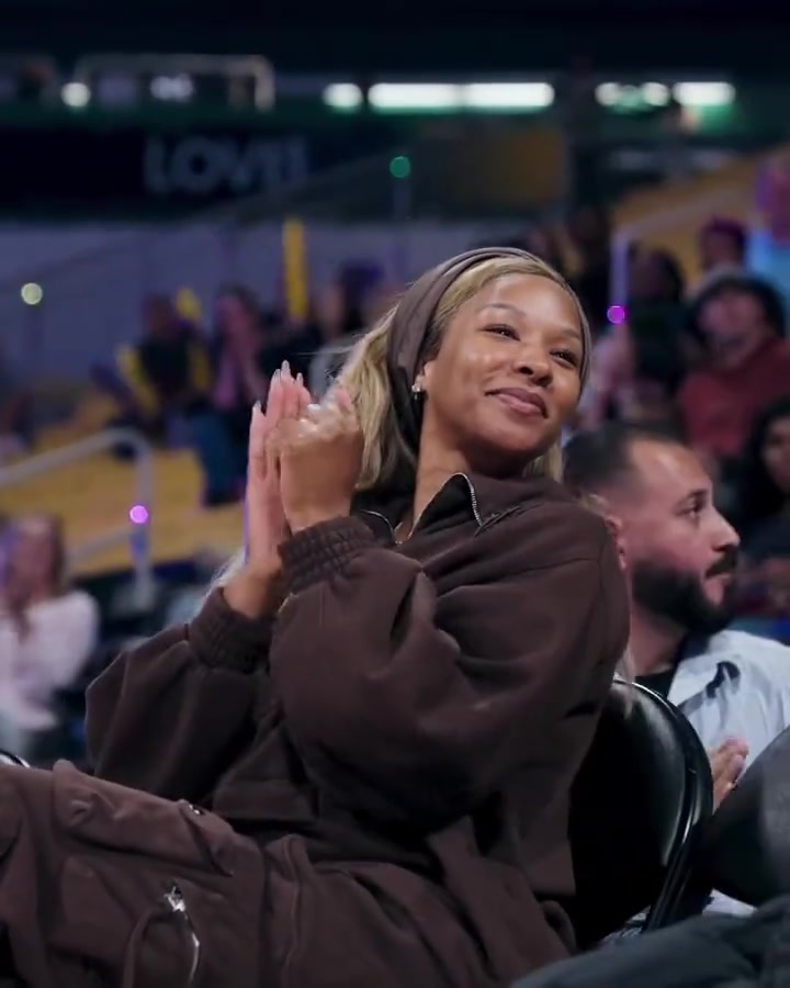 【精彩剪辑】詹姆斯妻子携女儿为排球比赛现场开球 未来的美国女排队员？