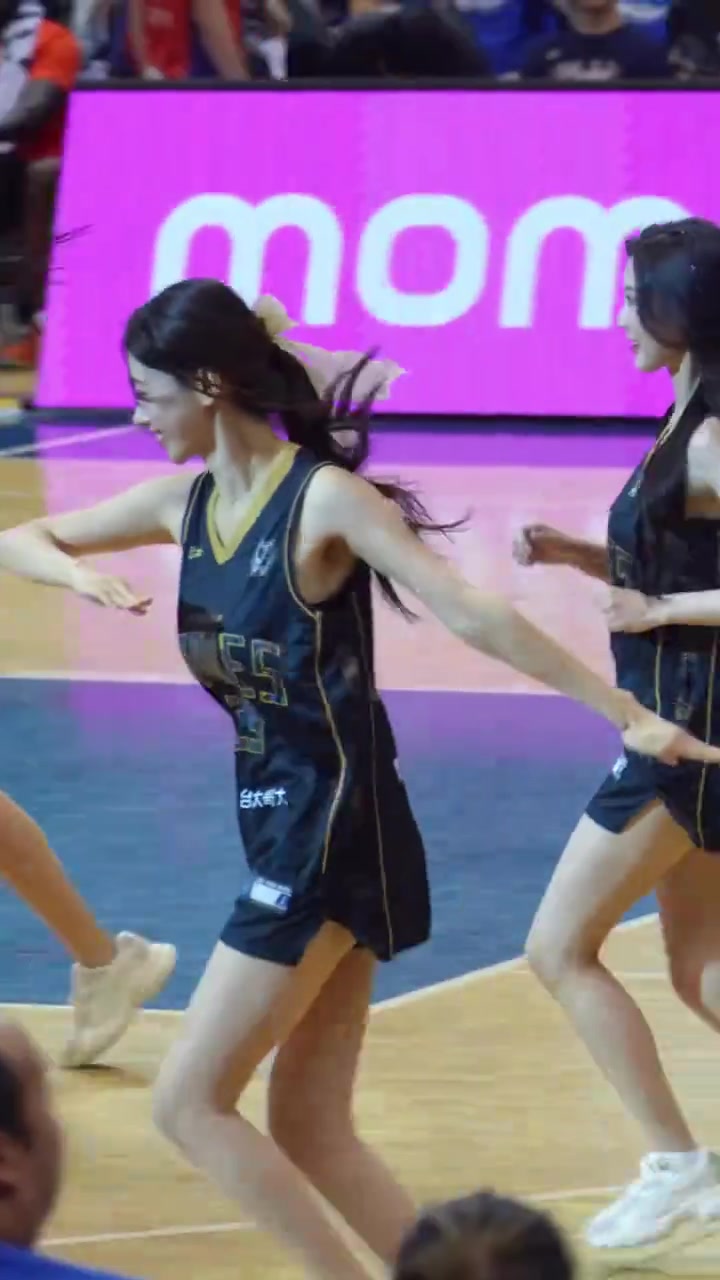 [你怎么看？]这个兄真喜 啦啦队穿上篮球衣的魅力真是盖不住！