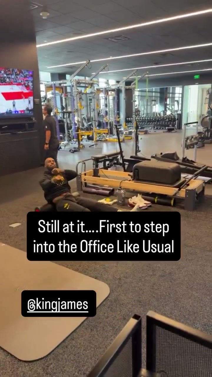 【体育头条】老头很嗨啊！老詹在健身房听着音乐滚泡沫轴