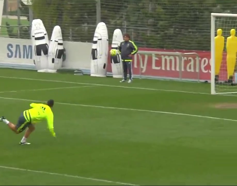 【今日影像】全是巨星！齐达内执⚾教时的射门训练竟然没有一次失