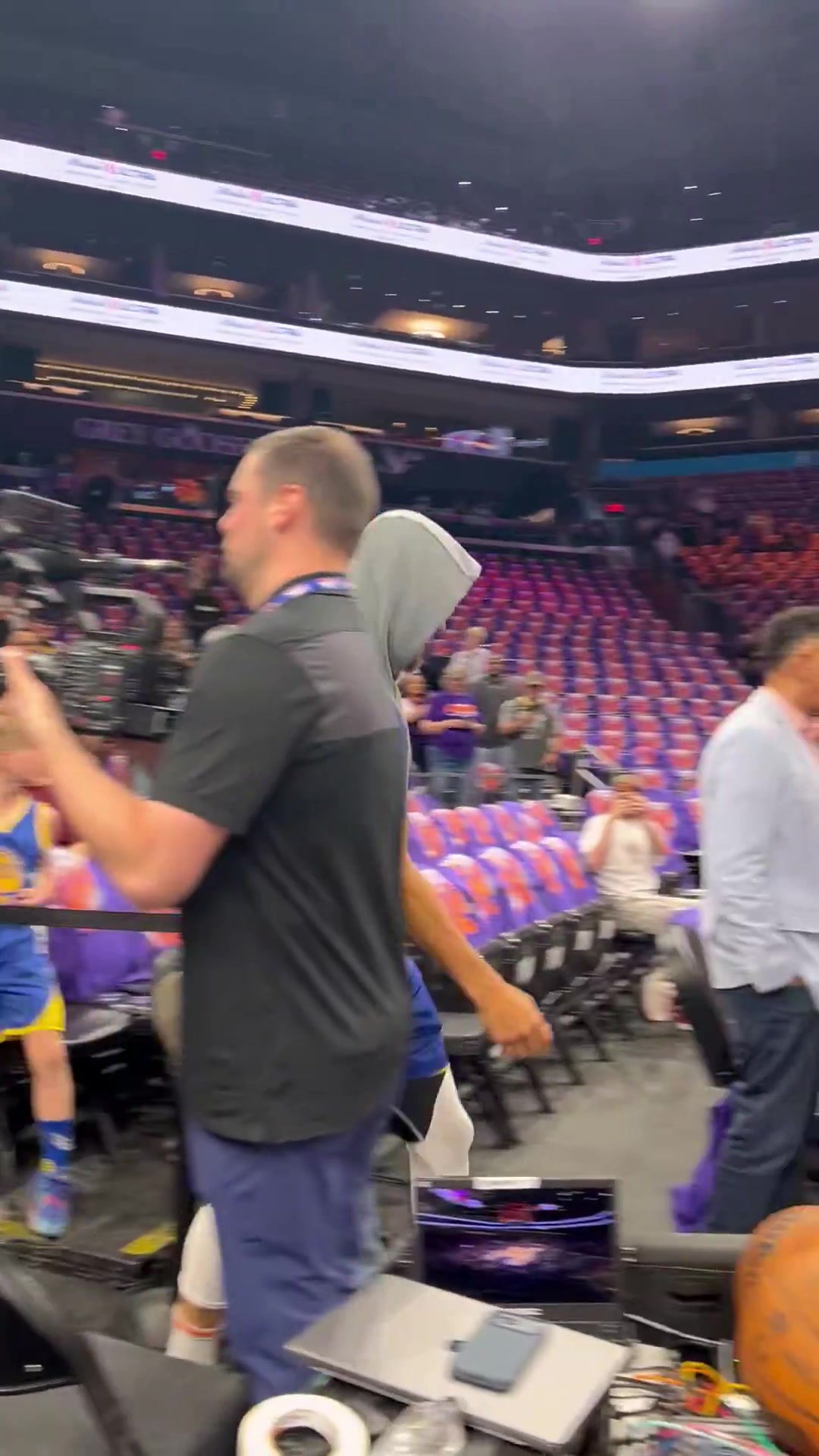 [推荐视频]今天又要把客场打成主场？库里走进太阳主场，球迷热烈欢迎！