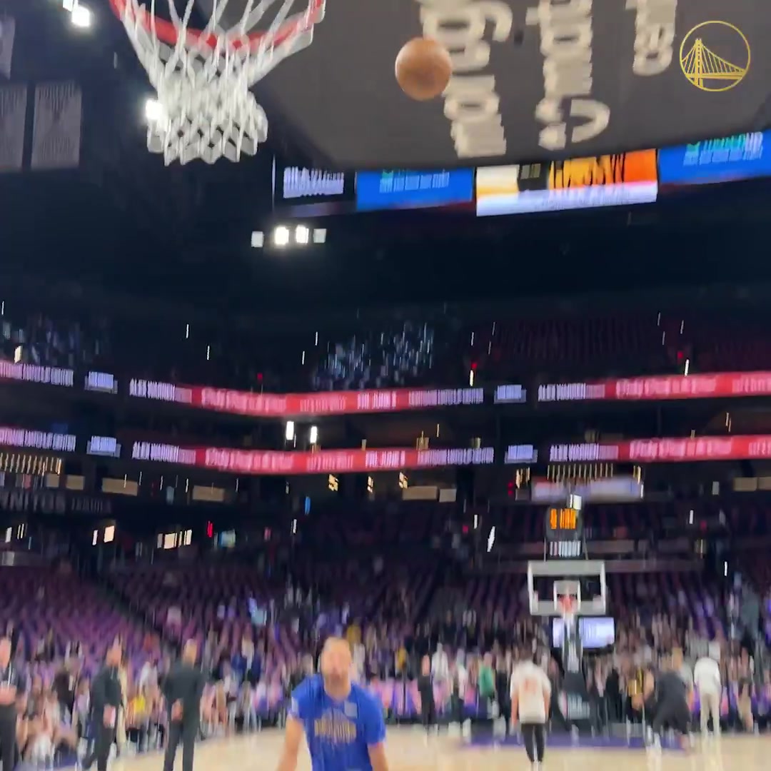 [篮球]不愧金州拉文！库里赛前热身，秀了一记弹地挂框暴扣！