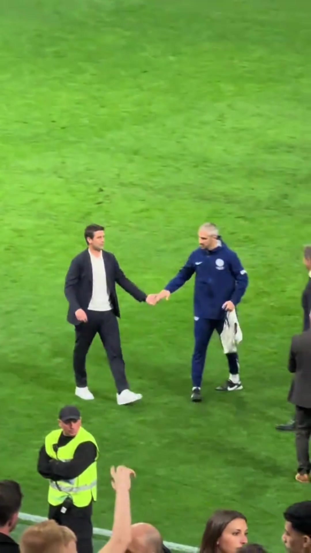 【国际米兰】功不可没！实拍：国米主帅齐沃赛后和教练团队击掌拥抱