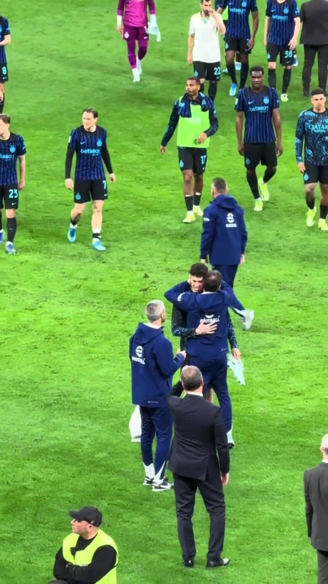 【精彩剪辑】国米大家庭！看得出蓝黑世界对于巴斯托尼依旧十分爱