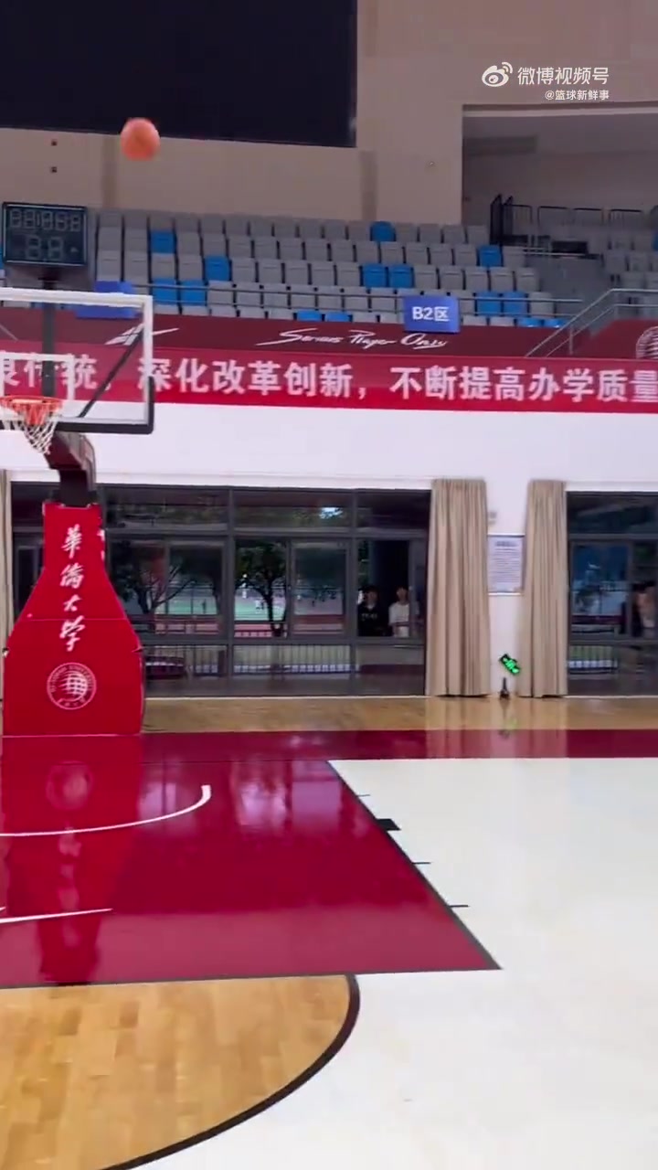 [NBA]很有实力的年轻人！柯冉造访华侨大学，练得非常努力